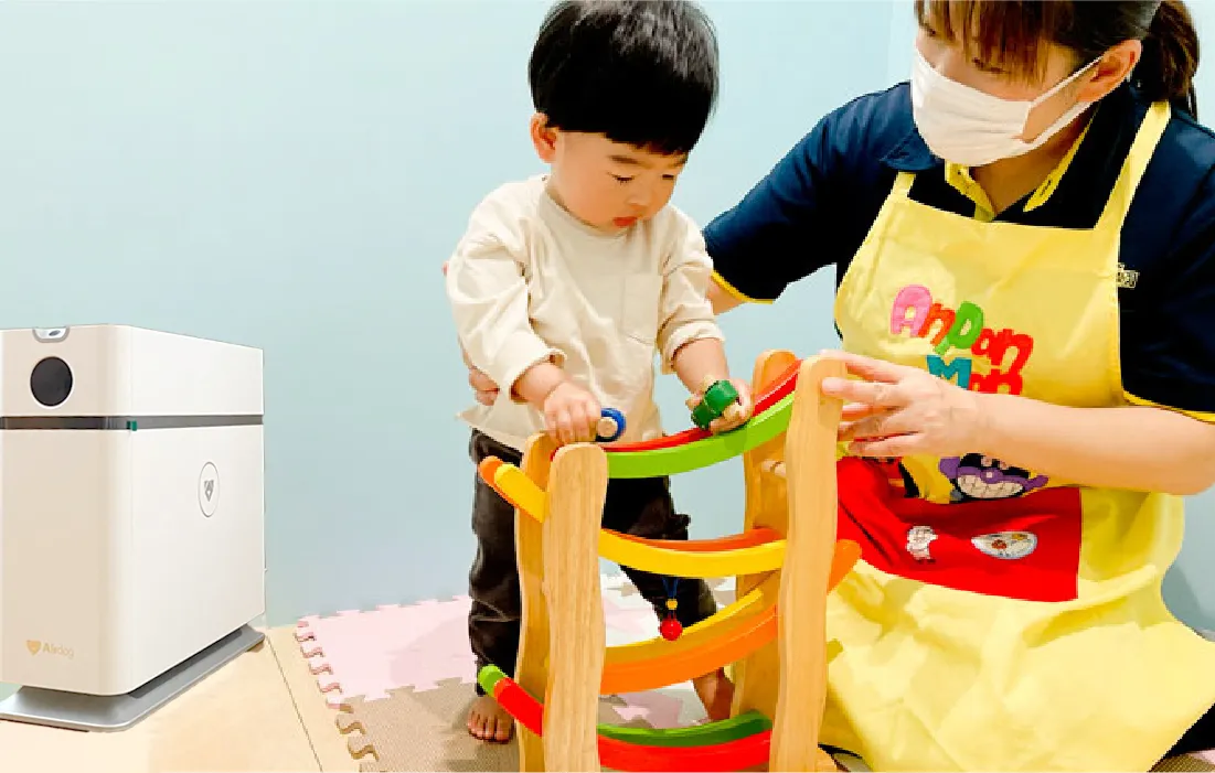 保育士と園児が遊んでいる様子