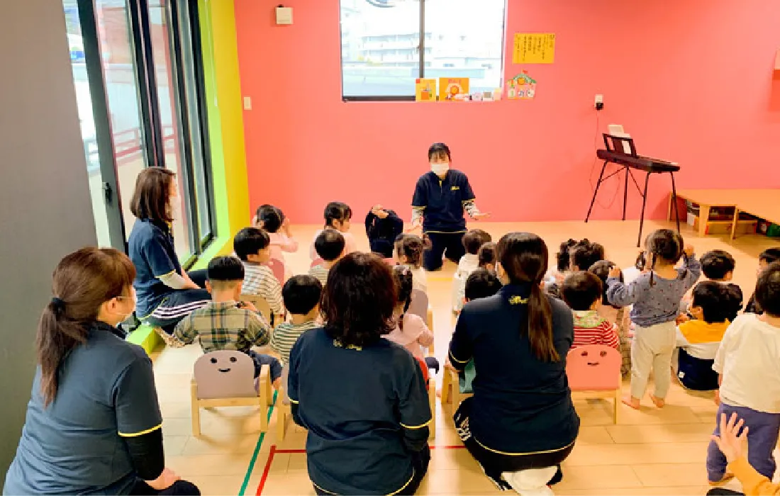 園児たちが集まって活動している様子