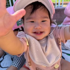 公園で笑顔を見せる姪浜園の園児